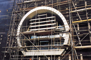 Eines der riesigen Rundfenster, vollflächig in Falztechnik gestaltet.