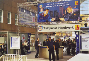 Auf einem Gemeinschaftsstand präsentierten sich ZVEH und ZVSHK den Besuchern der light & building. Die Messe-Premiere übertraf mit über 100.000 Besuchern alle Erwartungen.