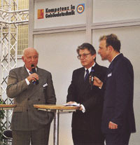 Das Miteinander der beiden Verbände stellten auch Präsident Heinz-Dieter Heidemann (ZVSHK, links) und Karl Hagedorn (ZVEH, Mitte) in einem Podiumsgespräch mit Moderator Andreas Radtke (Radio FFH) heraus.
