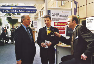 Worauf der SHK-Unternehmer in Sachen Gebäudetechnik verstärkt achten sollte, erläuterten unter anderen auch ZVSHK-Vorstandsmitglied Manfred Pelzer (links) und Udo Wirges (ZVSHK, Mitte). Die Zuhörer konnten mehrmals täglich unter Themenschwerpunkten auswählen.