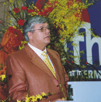 Eröffnung im Duett: Erstmals wurde eine gemeinsame Fachausstellung, die IFH/INTHERM 2000, mit der gesamten Produktbreite in der Haus- und Feuerungstechnik präsentiert. Landesinnungsmeister Werner Obermeier anlässlich der Eröffnung: "Die Branche hat sich nur darauf besonnen, das zu tun, was sie seit jeher stark gemacht hat und diese Stärke liegt in der Gemeinsamkeit. Was lag also näher, als die IFH und die INTHERM zusammenzuführen und zeitgleich an einem Ort dem Fachbesucher zu offerieren."