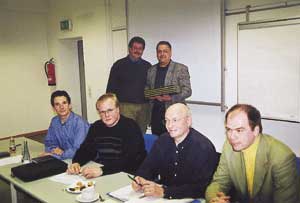 Der neue Vorsitzende Karl-Heinz Zoltowski (stehend rechts) dankt mit einem Präsent dem bisherigen, langjährigen Vorsitzenden Rolf Simmet (stehend links). Der neue Vorstand setzt sich zusammen aus (sitzend v.l.): Andreas Rawe, Jörg Neuhaus, Wolfram Weber (Geschäftsführer) und Stefan Henrich.