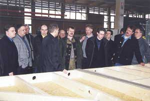 Die jungen SHK-Unternehmer informierten sich während eines Rundgangs im Öko-Zentrum NRW über das kombinierte System zum Heizen, Kühlen und Lüften der "Mensch + Haus AG".