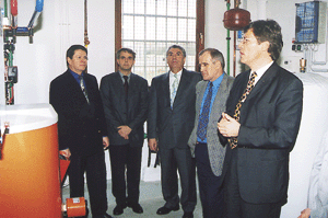 Übergabe der Wärmepumpenanlage: Technik pur wurde von Jürgen Holtfort, Stiebel Eltron, sowie Hans Schneider, Viessmann, dem SHK-Schulungszentrum gestiftet. LIM Werner Scharf und der hessische "Wärmepumpen-Pionier" Gerd Euler dankten den Firmenvertretern bei der offiziellen Übergabe genauso wie GF Dr. Eugen Daum (von links).