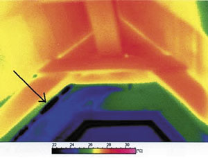 Bild 4: Thermografiebild mit Kennzeichnung der undichten Stelle. (Bild: Ingenieurbüro Zahner, Bamberg)
