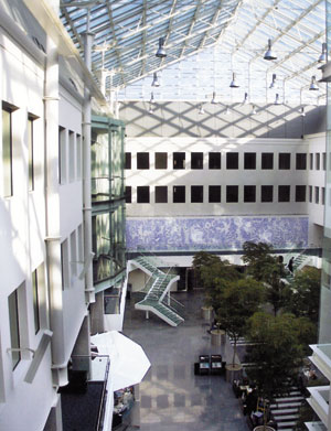Neue Kassenhalle der Stadtsparkasse Dortmund. Die zur Halle angeordneten Büros werden durch eine stille Kühlung klimatisiert.