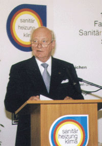 Heinz-Dieter Heidemann, Präsident des Zentralverbandes SHK, stellte fest, dass vor zehn Jahren zusammengewachsen sei, was zusammengehöre. Weiter sagte er, dass trotz der dramatischen wirtschaftlichen Situation zahlreicher SHK-Betriebe im Osten die Talsohle wohl durchschritten sei.