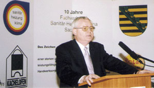 Bruno Schliefke, Vorsitzender des FVSHK Sachsen, führte aus, dass das Handwerk als Wirtschaftsfaktor unverzichtbar sei. Technologie und Technik hätten aber zu einem enger werdenden Markt geführt. Die SHK-Betriebe müssten daher neue Felder wie Solartechnik, Gebäudeleittechnik und Wärmelieferung besetzen.
