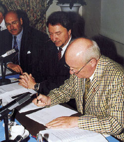 Kooperationsvertrag unterschrieben (v.l.): RA Michael von Bock und Polach, Klaus Scherer vom Duisburger Fraunhofer Institut tauscht mit ZVSHK-Präsident Heinz-Dieter Heidemann die Dokumente aus, die ein Zusammengehen bei der Erschließung der Gebäudetechnikwelt von morgen vereinbaren.