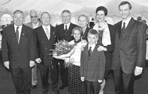 Großer Empfang und goldene Ehrennadel vom Fachverband SHK NRW an Friedhelm Bongards. Von links: Obermeister Schweers, die Herren Schulz und Schrempf, Friedhelm Bongards, Gertrud, Sigrid, Jürgen Bongards und im Vordergrund die Enkel Eva und Jörg Bongards.