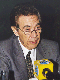 Dr. Scholz: (Stichwort Wassersparen) "In Berlin werden ca. 20 000 m3 Rohwasser abgepumpt, da sich der Grundwasserspiegel zu stark anhebt. Das Abgabevolumen ist in den letzten zehn Jahren um ein Drittel auf ca. 210 Mio. m3/a gesunken."