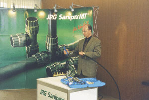 Vorführung der Verarbeitung des Sanipex-Rohres von JRG Gunzenhauser.