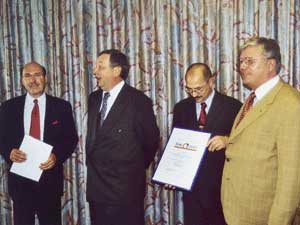 SHK-Zert-Urkunde für Halberg Entwässerungssysteme (v.l.): ZVSHK-Hauptgeschäftsführer Michael von Bock und Polach, Halberg-Geschäftsführer Friedhelm Cirkel, Alfred Horn (Leiter Technischer Beratungs-Service bei Halberg) und ZVSHK-Vizepräsident Werner Obermeier betonten in kurzen Statements die Bedeutung dieser Auszeichnung für das SHK-Fachhandwerk.