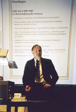 Franz-Josef Heinrichs erläuterte die vorgesehenen Veränderungen der VOB, die 2002 Gültigkeit erlangen soll.