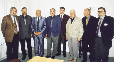 Die kleine Fachgruppe des bayerischen Behälter- und Apparatebauerhandwerks; v. l.: Rolf Beer (München), Landesfachgruppenleiter Siegmar Scheiblich (Augsburg), der Referent Dipl.-Ing. Henning Meissner (Gummersbach), Hans Adrian (Aschaffenburg), Franz Wiedenbauer (Egling), Wilhelm Mayr (Kaufbeuren) und die FVSHK-Mitarbeiter Eduard Lemke und Arno Hansper.