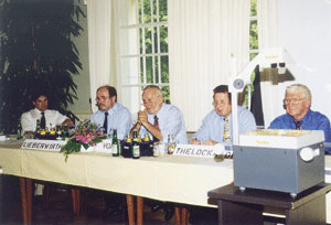 Podium bei der Fachtagung des Ofen- und Luftheizungsbauerhandwerks. V.l.: Hubert Ziegler, der stellvertretende Landesfachgruppenleiter; Otto Lieberwirth, Diskussionsleiter; Manfred Vohs, Referent beim Zentralverband SHK und Geschäftsführer der AdK; Dietmar Thelocke (Fa. Leda, Leer) und Klaus Druschke (Olsberg).