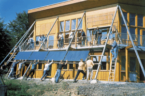 Montage von Sonnenkollektoren an den Beruflichen Schulen des Wetteraukreises in Butzbach.