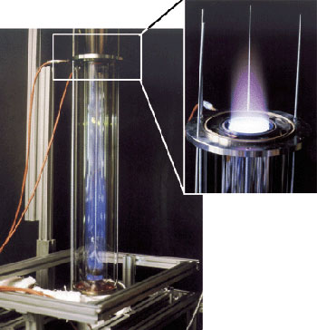 Rückstandsfreie Verdampfung von Heizöl EL mittels Kalter Flamme. Der Verdampfer hat einen Durchmesser von 9 cm und eine Länge von 80 cm. Technisch sind ohne weiteres kürzere Verdampfer möglich. Oben befindet sich ein Drahtgewebe aus Edelstahl, . . .