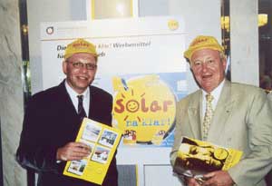 ZVSHK-Präsident Heinz-Dieter Heidemann (rechts) und Bernhard Funk (Leiter Verkaufsdirektion Marketing der Ruhrgas) ließen keinen Zweifel aufkommen, dass ihnen die Solarkampagne gemeinsam am Herzen liegt.
