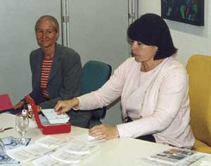 Ulrike Müller (l.) und Gudrun Wiegand empfingen die Teilnehmer freundlich im Tagungsbüro.