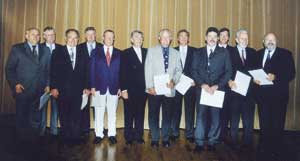 Während der Abendveranstaltung gab es zahlreiche Ehrungen für verdiente Mitglieder. Besondere Auszeichnungen erfuhren (v.l.): Peter Emmerich (Silberne Ehrennadel), Reinhold Ludwig (Silberne Ehrennadel), Adolf Deuser (Goldene Ehrennadel), Reinhold Helfrich, (Goldene Ehrennadel), Volkhard Büdel (Goldene Ehrennadel), Landesinnungsmeister Werner Scharf, Arthur Wagner (Goldene Ehrennadel), Gerhard Stöckicht (Goldene Ehrennadel), Erwin Kohlbacher (Goldene Ehrennadel), Dr. Eugen Daum, Dieter Palmen (Ehrenbrief), Josef Lotz (Silberne Ehrennadel).