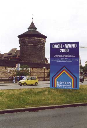 Nürnberg: Vor der Silhouette von Stadtmauer und Handwerkerhof prangt die Einladung zur Dach+Wand 2000.
