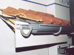 Elegant gelöste Dachrinnen-Befestigung mit dem patentierten neuen Drehhalter in einer Wandschiene.