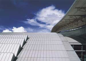 Bild 1: Teilansicht Flughafendach Oslo-Gardermoen, ausgeführt in Doppelstehfalztechnik, mit "vorbewittertem" Titanzink. Beim fachgerecht ausgeführten Metalldach entscheiden objektspezifische Begleitumstände, ob Trennlagen erforderlich sind, oder nicht. Bauherr: Oslo Lufthavn AS, Oslo, Norwegen; Architekt: Aviaplan AS, Oslo. Die Metalldächer wurden ausgeführt durch: Varla Plat AG, Kungsbacka, Schweden; Edvin Hansen & Sons AS, Gjovik, Norwegen und Franke Onsrud Blikkslageri AS, Oslo. (Foto: Rheinzink)