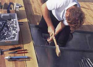 Bild 2: Ausführung einer Doppelstehfalzdeckung, hier ohne Trennlage; die Titanzink-Dachhaut wird direkt auf der Holzschalung aufgebracht. Kriterien und ausführungstechnische Details dazu sind in den Tabellen 1 und 2 zusammengestellt.