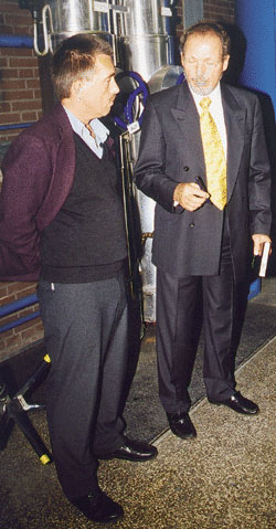 Dipl.-Ing. Ekhard Kausch (rechts), Kausch Filtertechnik, und Frank Kuhlmann, Gruppenleiter Instandhaltung im Hamburger Airport: Erfahrungsaustausch vor Ort.