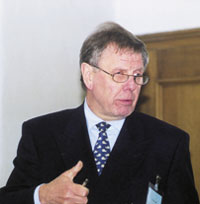 Fritz-Wilhelm Pahl sieht im Rating auch positive Effekte, denn der kleine Mittelständler werde seine Hausaufgabe machen müssen und dadurch seine Eigenkapitalquote verbessern.