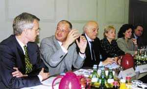 Und alles drehte sich um die Handwerkermarke: (v.l.) Dr. Peter Noé, Dr. Eckhard Keill, Dr. Hans-Georg Geißdörfer, Dr. Sabine Dyas, Martina Koepp und Dr. Michael Pietsch während der Diskussionsrunde.