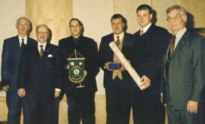 Die Insignien der Leitung - Stab, Kassette und Wimpel - sind überreicht. Von rechts: Helmut Beinert, Uwe Siegemund, Jens Siegemund, Steffen Lotz, Heinz-Walter Reichwein und Edgar Ranze (Wimpelbewahrer des Meisterstammtisches).