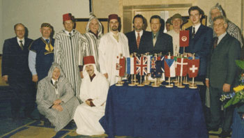 Gruppenbild mit originalgewandeten Marokkofahrern. Links Heinz-Walter Reichwein, Innungsgeschäftsführer Erich Laforsch, Mitte, sowie Werner Hardt, fünfter von rechts, (Tour durch die Touren) und Helmut Beinert, rechts.