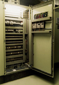 Bild 2: Schaltschrank bestückt mit DESIGO 30-Reglern, die für die Raum- und Zuluftkaskadenregelung, die Energierückgewinnung und die freie Nachtkühlung im Verkaufsbereich sorgen.