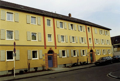 Die von außen durch ein Wärmedämm-Verbundsystem sanierten Fassaden, wie hier an einem Haus in der Eckermannstraße, lassen erahnen, welche Aufwertung die dahinter liegenden Wohnungen und Badezimmer erfahren haben.