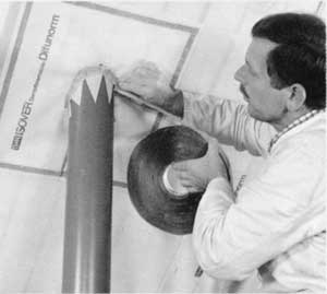 Fachgerechte Abdichtung einer Rohrleitungs-Dachdurchdringung.