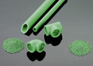 Bild 2: Vom PP-Granulat (links) über das gefertigte Produkt zum gemahlenen, recycelfähigen Material (rechts).