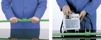Bild 8: Aufschieben der Elektromuffe auf die Rohrenden. Fusion mittels eines Elektromuffen-Schweißgerätes.