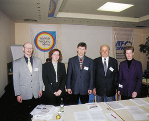 Zum Thema Metalldach und seinen Auswirkungen für die Umwelt gab es zum Teil konträre Ansichten bei den Referenten (v.l.): Dr. Markus Faller, Angela Nadler, Peter Arens, Dr. Werner Hanischmacher und Dr. Marianne Schönnenbeck.