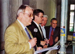 Landesinnungsmeister Rudolf Peters (links) sieht in dem Neubau des Verbandsgebäudes ein "Haus mit Zukunft".