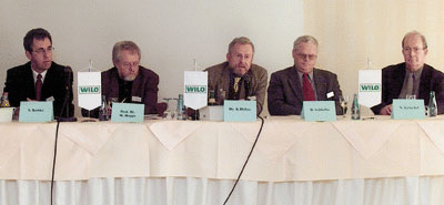 Blick auf das Podium: (v.l.) Stephan Kohler (Geschäftsführer der Deutschen Energieagentur), Prof. Dr. Manfred Hoppe (Leiter der Forschungsgruppe Praxisnahe Berufsbildung an der Universität Bremen), Dr. Klaus Hahne (Projektleiter für Medienentwicklung im Handwerk im Bundesinstitut für Berufsbildung, Bonn), Bruno Schliefke (Präsident des ZVSHK, St. Augustin), Norbert Kröschel (Technischer Geschäftsführer Fachverband NRW, Düsseldorf).