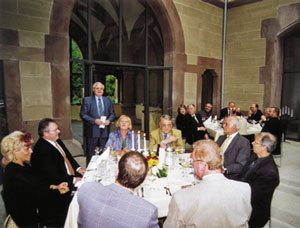 Im gerade restaurierten historischen Gemäuer auf dem Drachenfels nutzten die ZVSHK-Mitglieder den Abend zum geselligen Beisammensein.