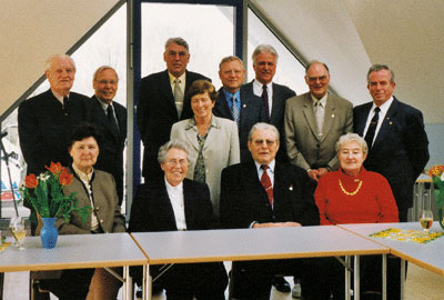 Ein unverändertes Interesse am Verbandsgeschehen und die besondere Anerkennung der ehrenamtlichen Leistungen des langjährigen FVSHK-Verbandsvorsitzenden Albert Vogler (3.v.l.) kam bei dieser Zusammenkunft deutlich zum Ausdruck. Auch Hauptgeschäftsführer Hugo Schütt (3.v.r.), mit dem alle ehemaligen Obermeister während ihrer aktiven Zeit intensiv zusammengearbeitet hatten, nahm gern an dieser Zusammenkunft teil.