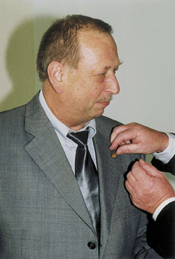 Jürgen Setzkorn (stellv. Landesinnungsmeister und Obermeister der Innung Cottbus) erhält die goldene Ehrennadel. Nicht ohne Grund: Denn er hat in der Vergangenheit überdurchschnittlich viel Zeit der eigenen Innung und dem Verband gewidmet, zum Wohle des SHK-Handwerks.