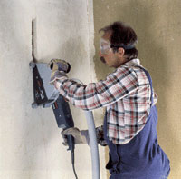 Bild 8: Mit einer Mauernutfräse werden professionell Schlitze für die Sanitär- und Heizungsinstallation hergestellt.