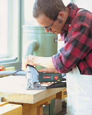 Bild 1: Stichsäge beim Schneiden von 105 mm dickem Holz.