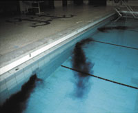 Strömungsfärbung in einem Schwimmbecken