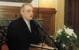 Landesinnungsmeister Rudolf Peters forderte von Bundesregierung und Bundesrat eine Gesetzesänderung mit dem Ziel, die Austauschpflicht für technisch veraltete Kessel auf 2002 vorzuziehen. Allein in NRW seien 200.000 Heizungsanlagen betroffen.