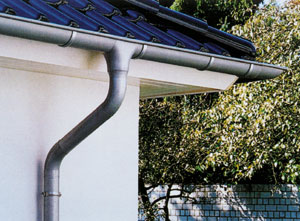 Bild 1: Vorbildlich gelöste Traufsituation an einem Wohnhaus, ausgeführt mit genormten, vorgefertigten Bauteilen und entsprechendem System-Zubehör.